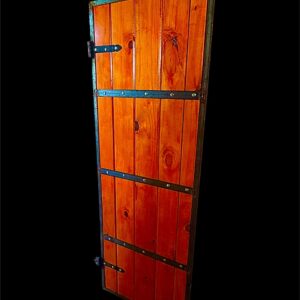 Puerta artesanal de madera con herrajes de hierro estilo campo